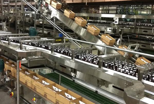 Bottles and boxes on packa杜松子酒g line.