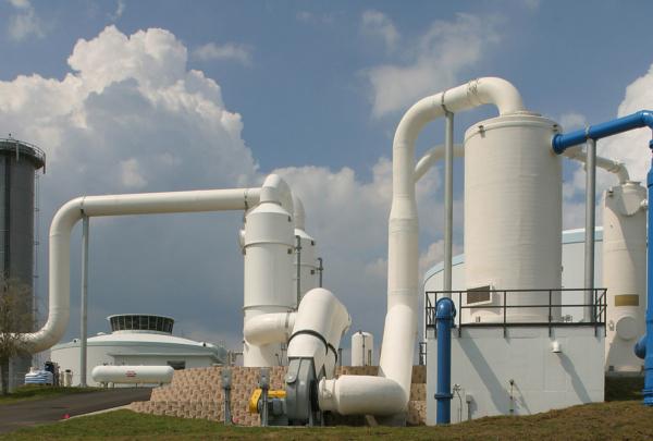 Large white storage tanks and 管道 outside the SMRU 水 Treatment Facility